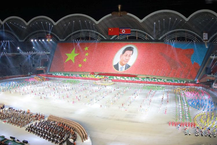 Penampilan massal dengan menunjukkan gambar Presiden China Xi Jinping terjadi di tengah kunjungannya ke Pyongyang, Korea Utara, dalam foto yang dirilis KCNA pada 21 Juni 2019.