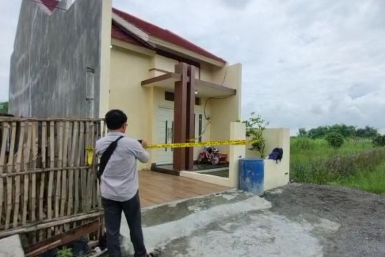 Rumah kontrakan tempat tersangka membunuh anak kandungnya di Desa Putat lor, Kecamatan Menganti, Gresik, Jawa Timur.