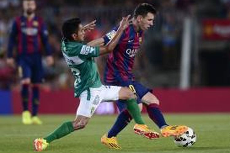 Penyerang Barcelona, Lionel Messi (kanan), berusaha melewati adangan bek Leon Jose Juan Vazquez, pada pertandingan Joan Gamper Trophy, di Camp Nou, 18 Agustus 2014.