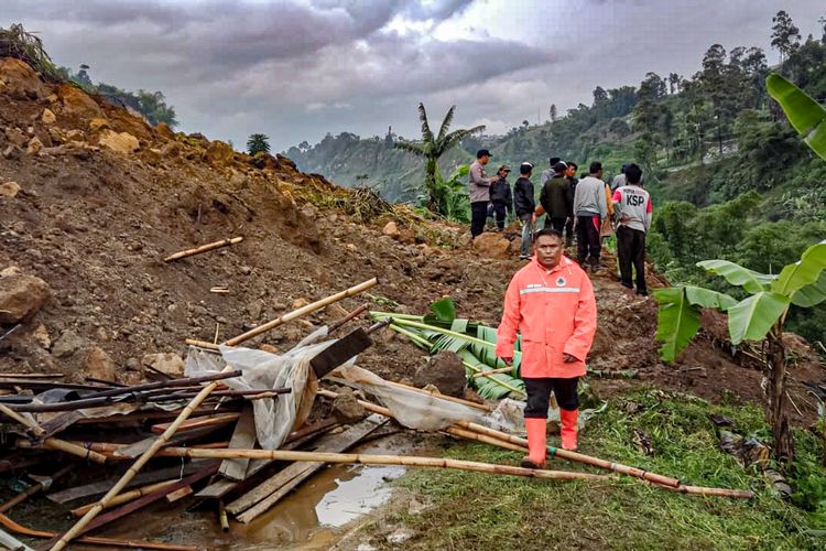 Bencana tanah longsor menimbun seorang petani di Kampung Tugumukti RT 01 RW 13 Desa Tugumukti, Kecamatan Cisarua, Kabupaten Bandung Barat (KBB), Jawa Barat, Selasa (9/1/2024).