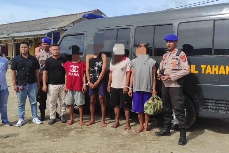  Satuan Kepolisian Perairan dan Udara (Satpolairud) Polres Pandeglang menangkap lima tersangka penangkapan ikan menggunakan bom di Perairan Blok Tanjung Sinini, Taman Nasional Ujung Kulon. 
