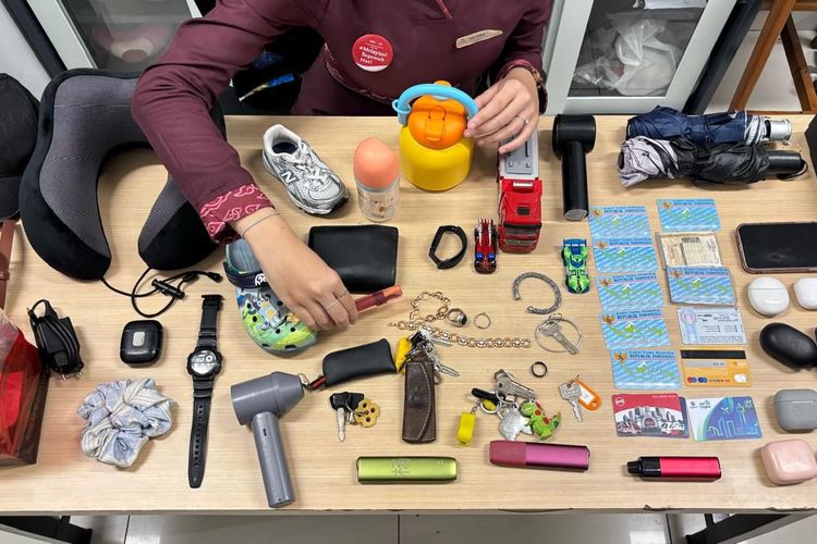 Potret barang yang sering tertinggal di dalam Kereta Cepat Whoosh. 