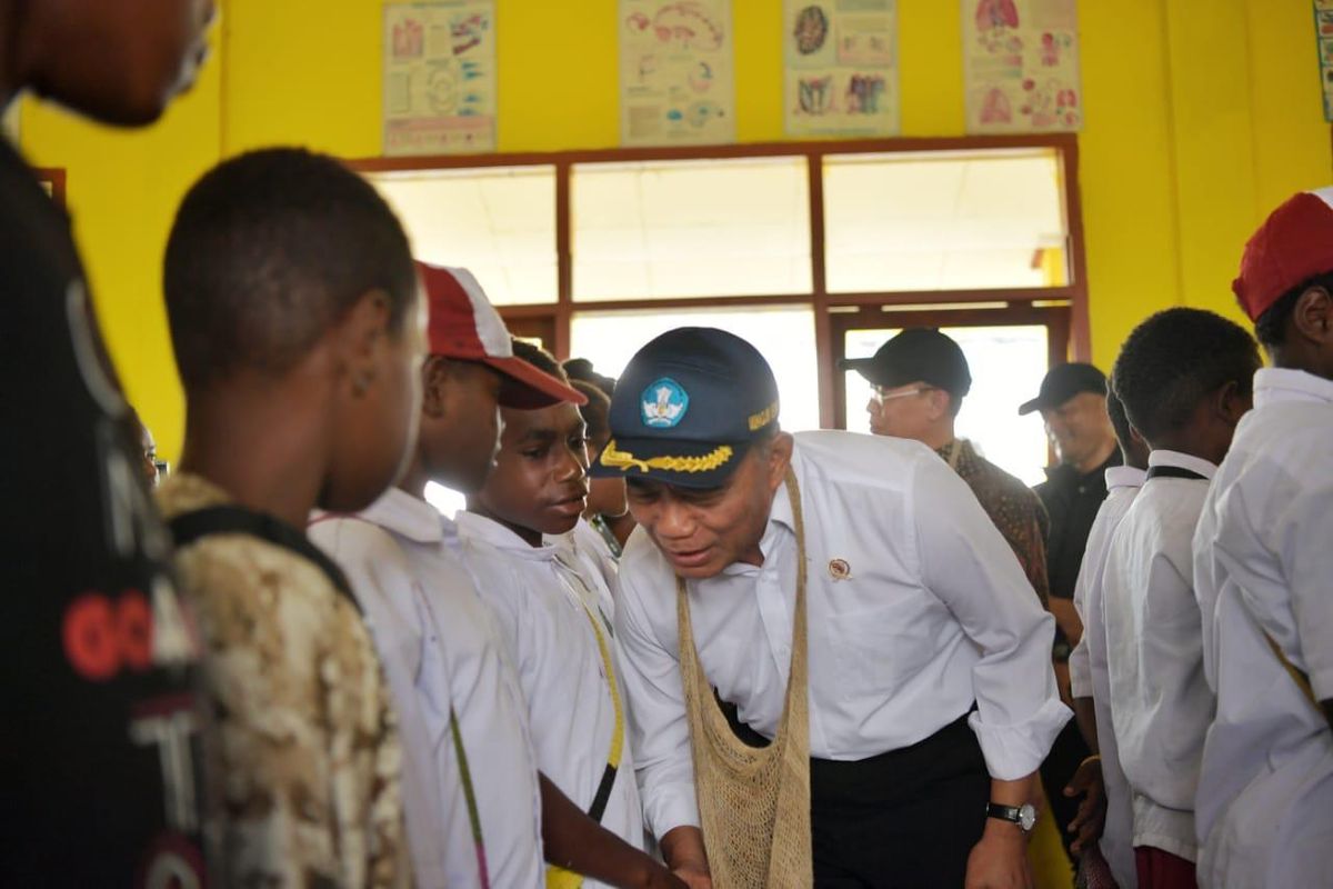 Mendikbud saat mengunjungi salah satu sekolah di Wamena, Selasa (15/10/2019).