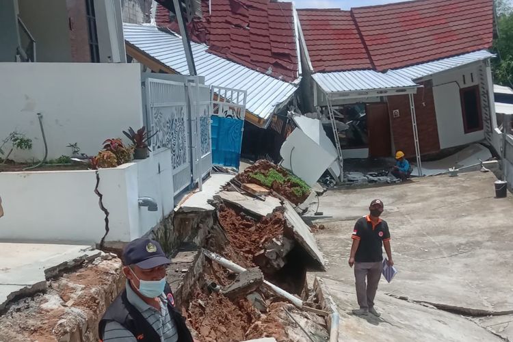 Petugas BPBD Kabupaten Semarang melakukan assesment di lokasi longsor.