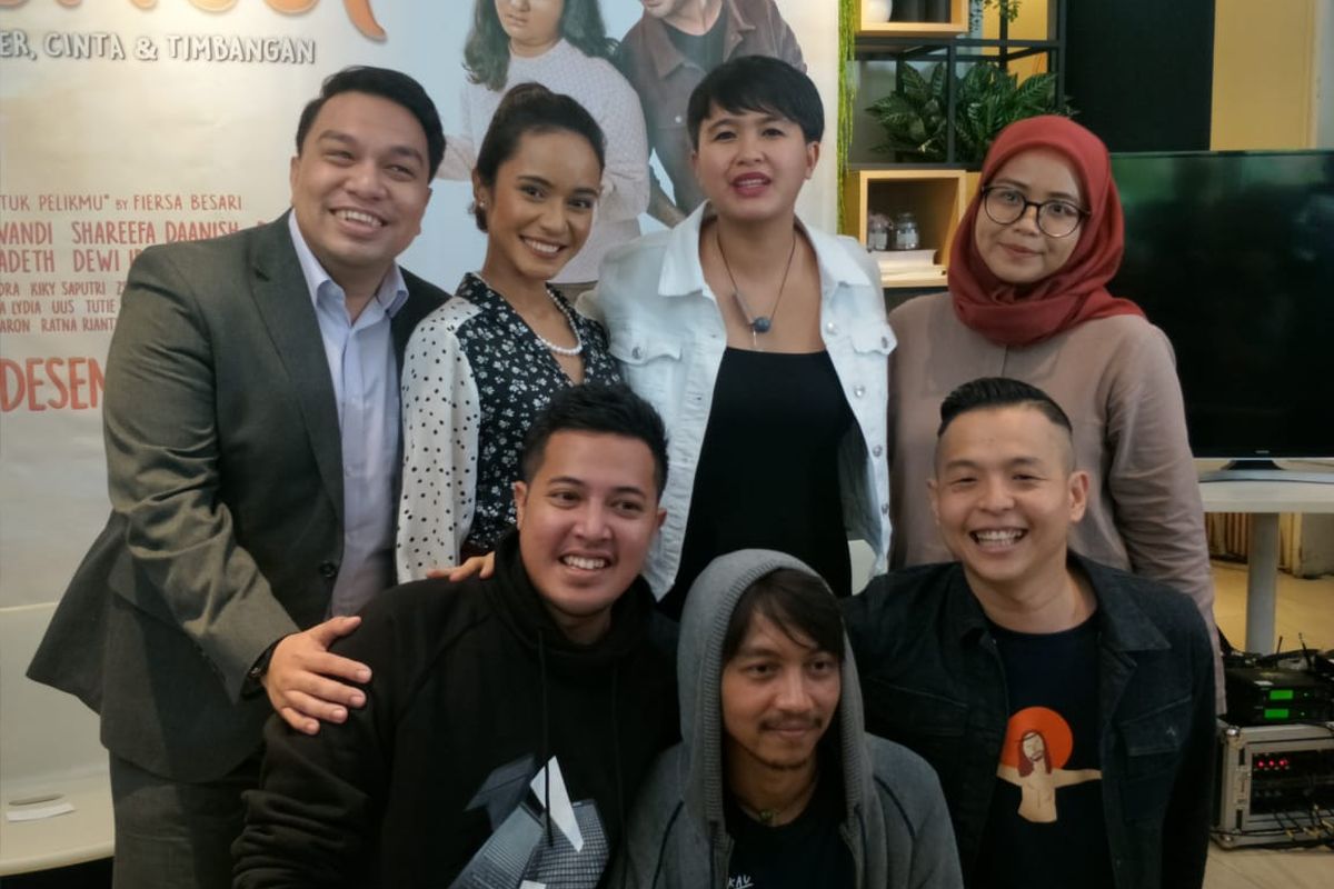 Ernest Prakasa dan pengisi soundtrack film Imperfect dalam jumpa pers peluncuran soundtrack film Imperfect di kawasan Sarinah, Jakarta Pusat, Selasa (29/10/2019).