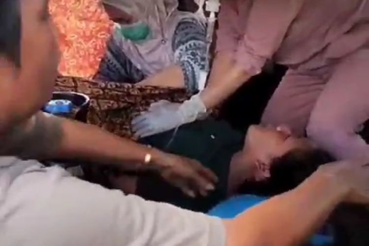 Seorang wanita asal Desa Sungai Tengar, Kecamatan Kendawangan, Kabupaten Ketapang, Kalimantan Barat (Kalbar) Raniah harus melahirkan dalam perjalanannya ke rumah sakit, Jumat (10/5/2024) siang. 