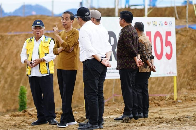 Presiden Joko Widodo (Jokowi) saat meninjau progres pembangunan Rumah Tapak Jabatan Menteri di IKN pada Kamis (23/02/2023).