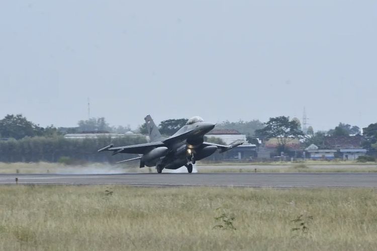 Jet tempur F-16 melakukan fly pass di Lanud I Gusti Ngurah Rai, Bali, Rabu (11/9/2022).