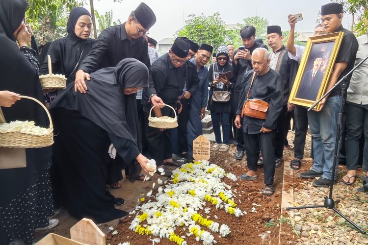 Tangis Iringi Pemakaman Eks Gubernur Jabar Danny Setiawan di Purwakarta