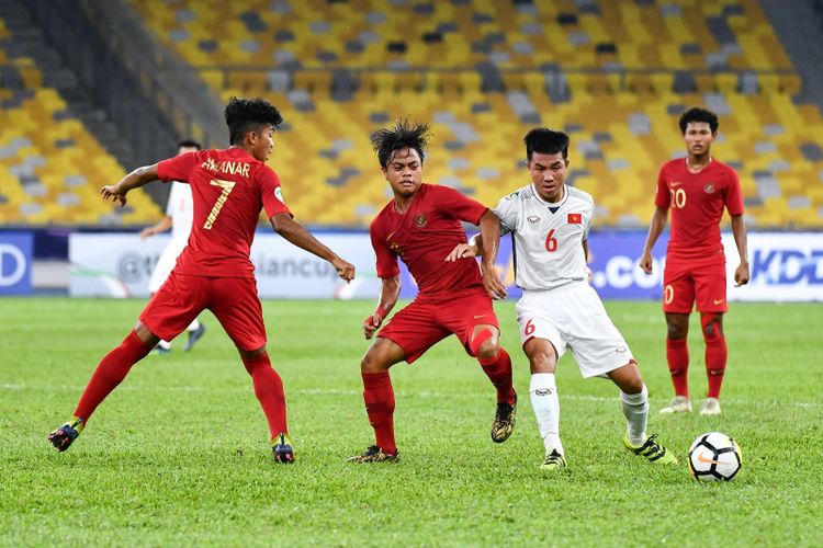 Timnas U-16 Indonesia berhadapan dengan Vietnam pada pertandingan Grup C Piala Asia U-16 2018 di Stadion Bukit Jalil, 24 September 2018.