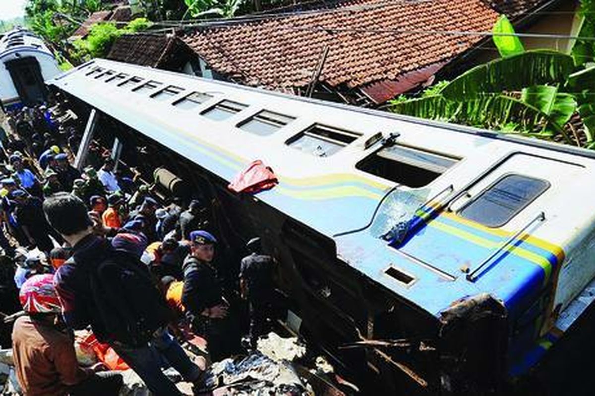 Petugas dan relawan berusaha menyelamatkan korban tabrakan antara Kereta Api Argo Bromo Anggrek tujuan Surabaya dan KA Senja Utama tujuan Semarang, tidak jauh dari Stasiun Petarukan, Kecamatan Petarukan, Pemalang, Jawa Tengah, Sabtu (2/10). Peristiwa yang terjadi pada pukul 02.45 pagi tersebut menewaskan 36 penumpang KA Senja Utama dan melukai 40 penumpang lainnya. KA Senja Utama ditabrak dari belakang oleh KA Argo Bromo Anggrek saat menunggu sinyal.