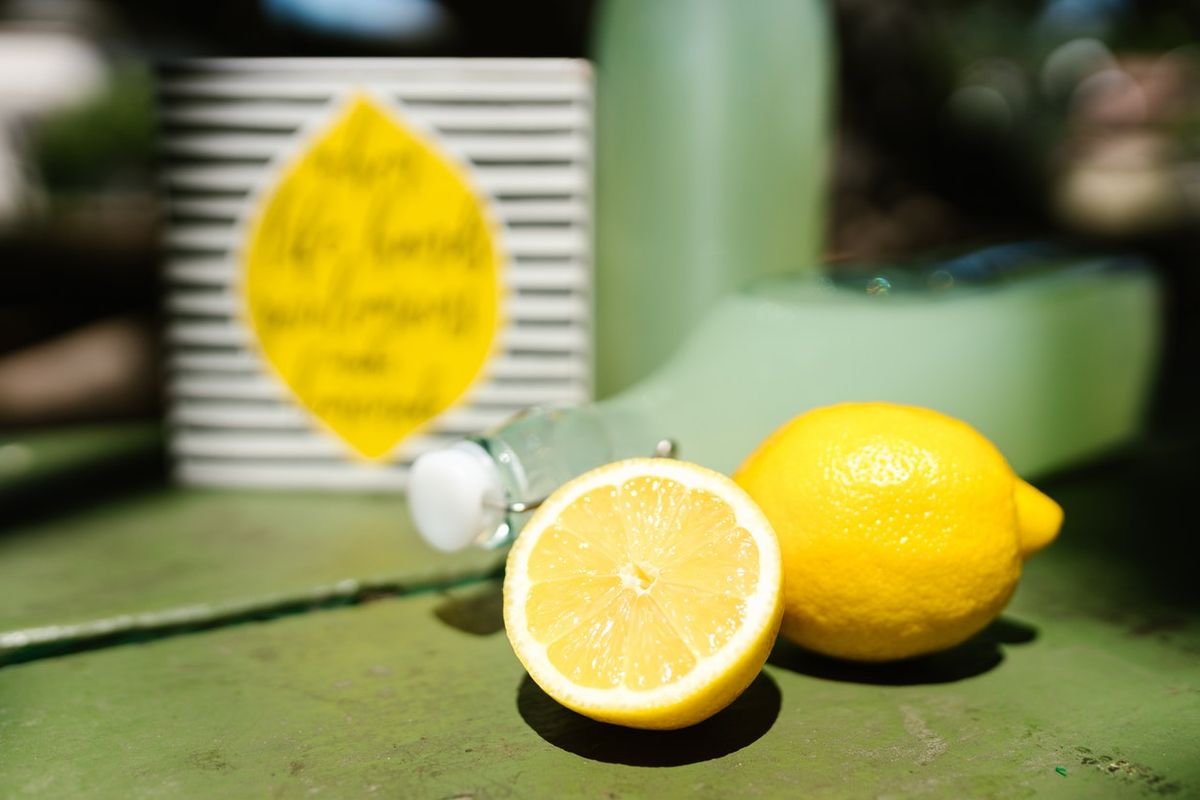 Sebagian orang meyakini minum air lemon untuk asam lambung dapat membantu meredakan gejalanya. Adapun refluks asam, atau asam lambung naik, terjadi saat asam yang ada di perut kita mengalir naik ke kerongkongan.