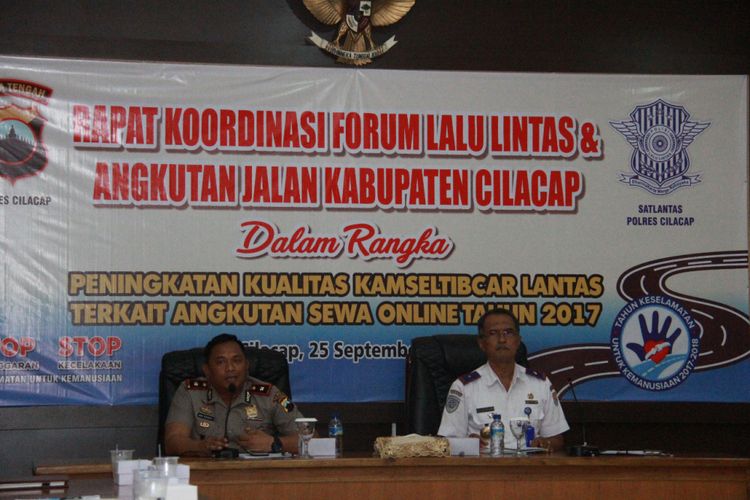 Wakapolres Cilacap, Kompol Hary Ardianto didampingi Kepala Dinas Perhubungan Kabupaten Cilacap, Tulus Wibowo memimpin rapat koordinasi Forum Lalu-lintas dan Angkutan Jalan Kabupaten Cilacap, Jawa Tengah, Senin (25/9/2017).