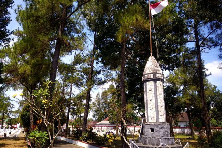 Monumen Potlot, tugu tiang bendera dimana Bendera Merah Putih dikibarkan pertama kali pada 14 Februari 1945, berdiri di area TMP Raden Wijaya, Kota Blitar, Kamis (17/8/2023)