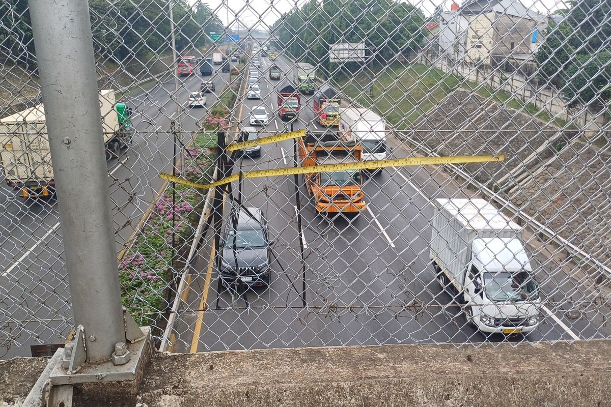Bocah berinisial MAG (8) terjatuh ke lajur tiga Jalan Tol Jakarta Outer Ring Road (JORR) Cikunir dari Jembatan Penyeberangan Orang (JPO) yang berlokasi di Jatimekar, Jatiasih, Bekasi, Minggu (2/5/2024) sekitar pukul 16.00 WIB. 