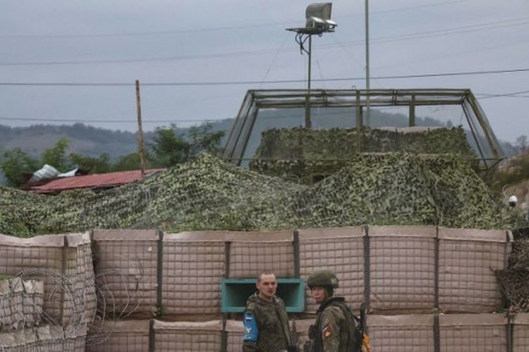 Pasukan penjaga perdamaian Rusia berjaga di pangkalan penjaga perdamaian Rusia di dekat Shusha, di wilayah yang dikuasai Azerbaijan di Nagorno-Karabakh, pada 23 September 2023. Pasukan Azerbaijan memperketat cengkeraman mereka di wilayah Nagorno-Karabakh yang memisahkan diri pada 23 September 2023, seiring dengan meningkatnya kekhawatiran dunia internasional terhadap nasib warga sipil etnis Armenia yang terjebak di sana.