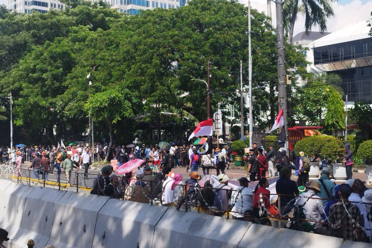 Massa aksi berkumpul di Jalan Medan Merdeka Barat, Gambir, Jakarta Pusat, Senin (22/4/2024).