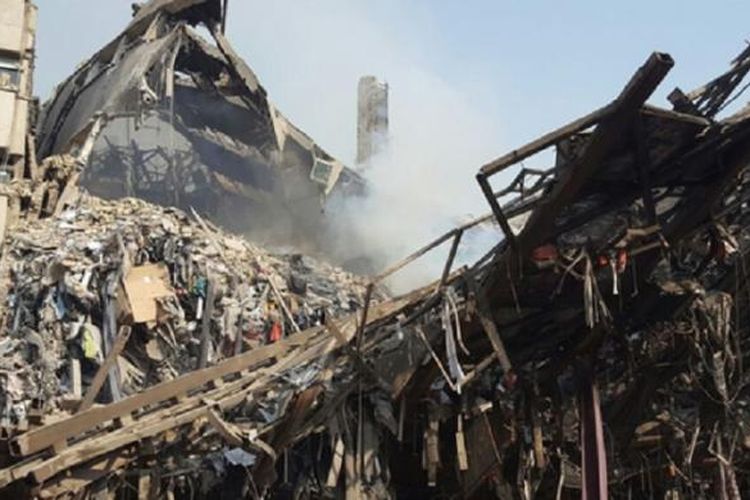 Gedung tertinggi pertama di Teheran, Iran, ambruk setelah terbakar. Puluhan petugas pemadam kebakaran diduga tertimbun reruntuhan gedung.