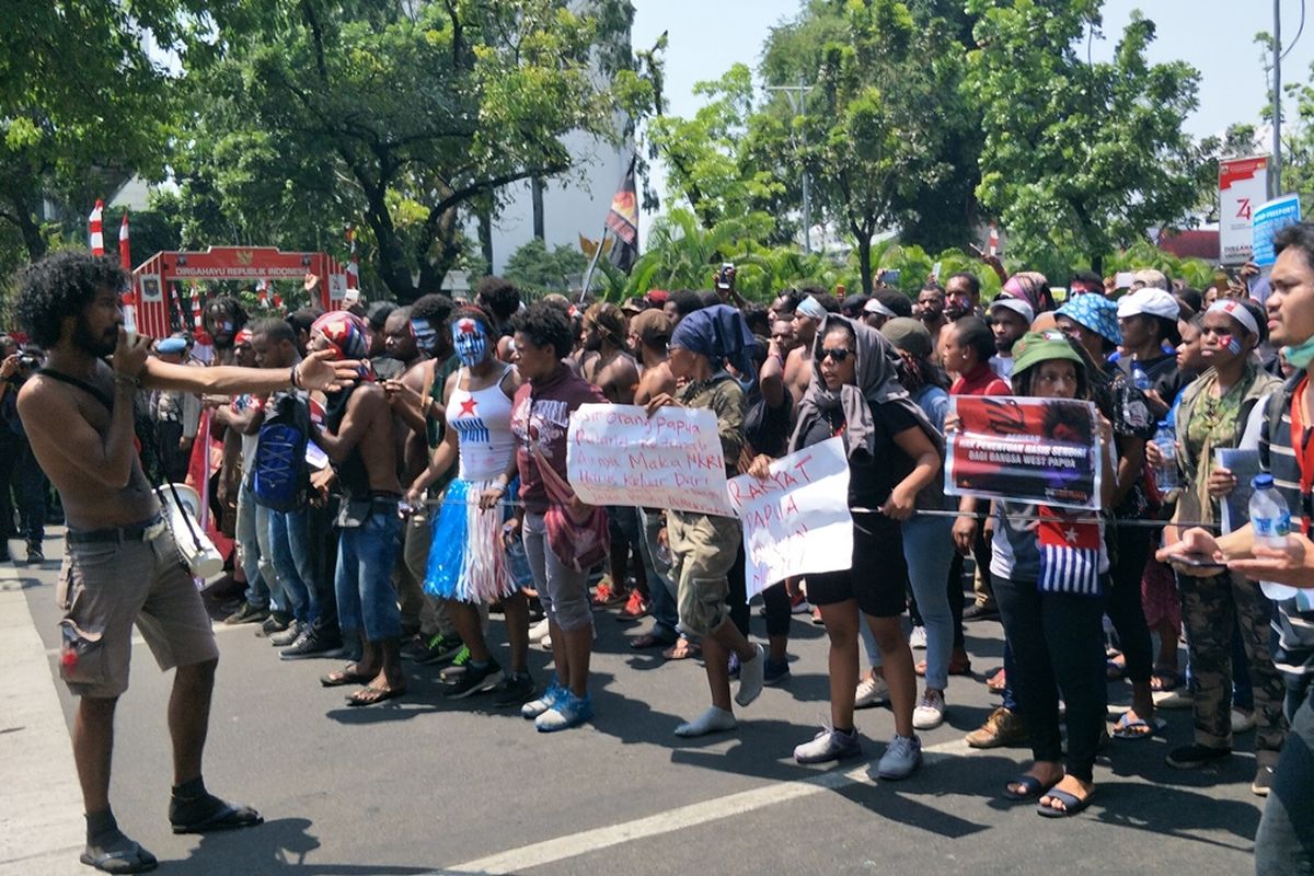 Sejumlah mahasiswa Papua di Jakarta yang tergabung dalam Aliansi Mahasiswa Anti Rasisme, Kapitalisme, Kolonialisme, dan Militerisme, menggelar aksi unjuk rasa di seberang Gedung Kementerian Dalam Negeri, Jalan Medan Merdeka Utara, Kamis (22/8/2019).