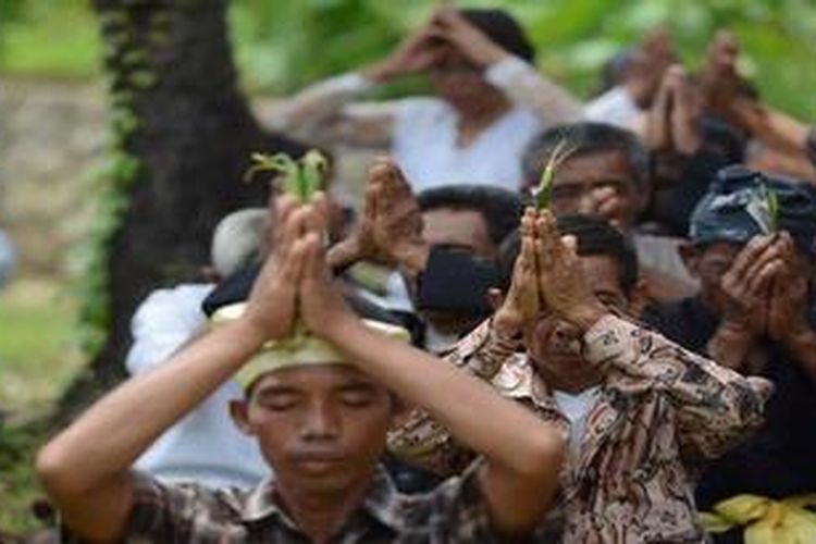 Ilustrasi: Umat Hindu mengikuti upacara Melasti di Pantai Ngobaran, Gunung Kidul, DI Yogyakarta, Senin (25/2/2013). Upacara tersebut merupakan simbol pembersihan Buana Agung (alam semesta) dan Buana Alit (diri pribadi) menjelang Hari Raya Nyepi 1935 Saka.

