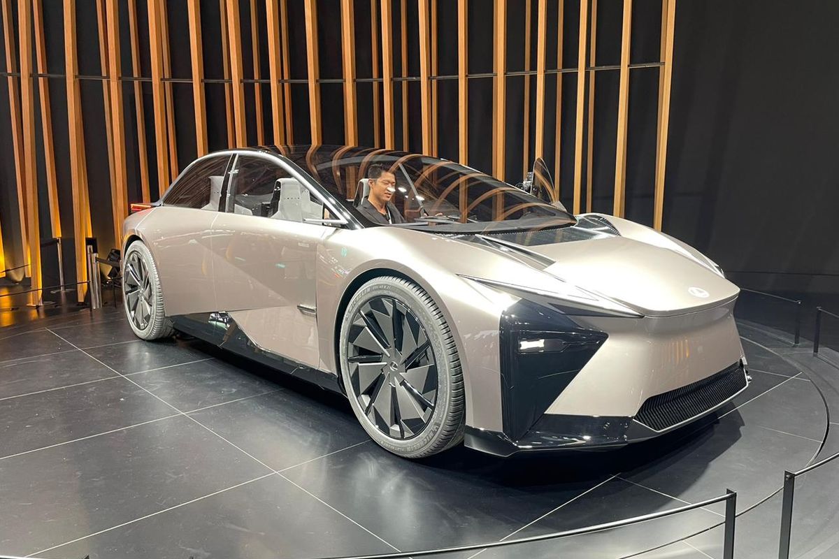 Debut perdana Lexus LF-ZC di Japan Mobility Show 2023 di Tokyo, Jepang, (25/10/2023)