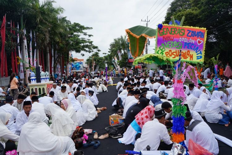 Masyarakat Banyuwangi makan ancak di sepanjang jalan di depan Kantor Bupati Banyuwangi Sabtu (2/12/2017)