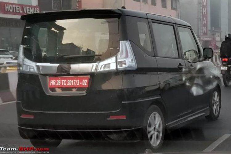 Suzuki Wagon R yang muat 7-penumpang terekam sedang beredar di jalan India. 