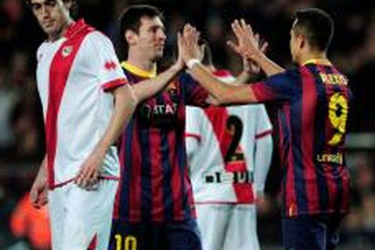 Striker Barcelona, Lionel Messi saat merayakan golnya ke gawang Rayo Vallecano pada lanjutan Liga BBVA di Stadion Camp Nou, Sabtu (15/2/2014). Barcelona menang 6-0 pada laga tersebut. 