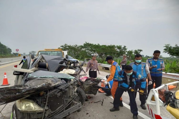 Mobil ringsek usai mengalami kecelakaan di Kilometer 362 Tol Batang-Semarang, Jawa Tengah, Kamis (4/7/2024). Tiga penumpang mobil tewas dalam insiden ini.
