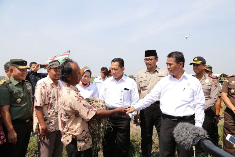 Menteri Pertanian Andi Amran Sulaiman dan Dirut Bulog Buwas berdialog dengan petani bawang merah di lokasi panen bawang merah di Desa Jagalempeni, Kecamatan Wanasari, Brebes, Jawa Tengah Rabu (1/8/2018).

