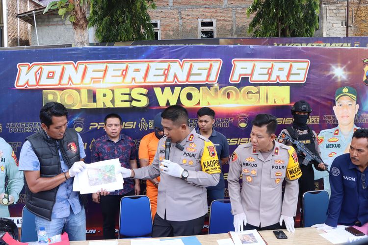 BARANG BUKTI--Kapolres Wonogiri AKBP Andi Muhammad Indra Waspada Amirullah menunjukkan foto barang bukti yang ditemukan polisi dalam kasus pembunuhan berantai di Kecamatan Girimarto, Kabupaten Wonogiri, Jawa Tengah. 