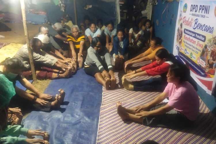 Perawat di Manggarai Timur Keliling Posko Pengungsian, Beri Terapi Jiwa bagi Korban Gempa