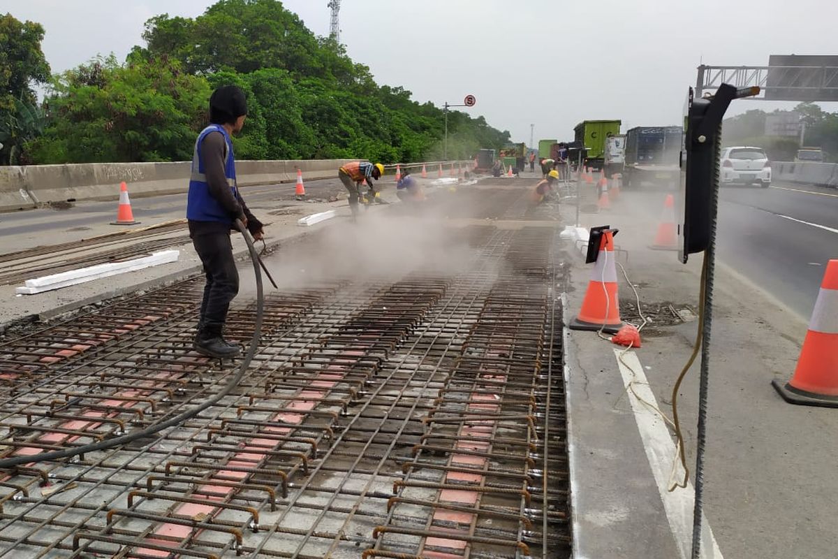 Pekerjaan jalan di Tol Jagorawi