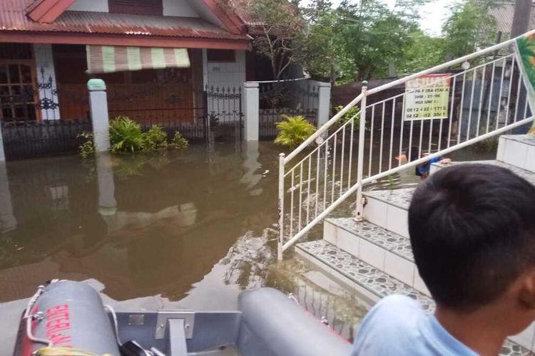 Seorang anak di RW 11 Perumnas Antang, Kecamatan Manggala saat mengungsi ke masjid, Selasa (22/12/2020).