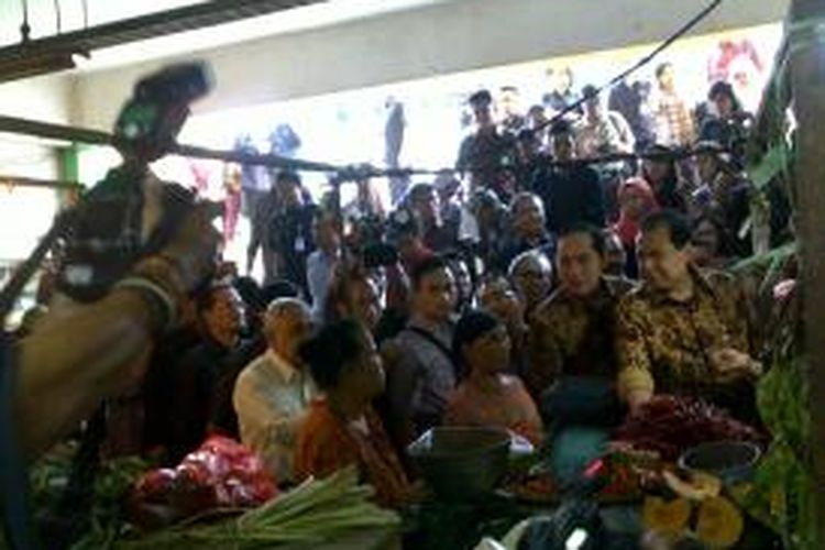 Menko Bidang Perekonomian Chairul Tanjung, dan Menteri Perdagangan M Lutfi beserta rombongan mengunjungi Pasar Klender, Jakarta Timur, Senin (21/7/2014).