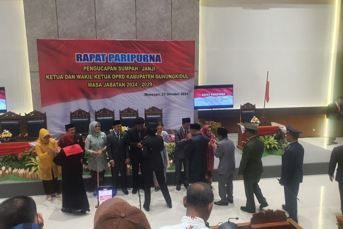 Pimpinan DPRD Gunungkidul menerima ucapan seusai rapat paripurna di Gedung DPRD Gunungkidul. Rabu (23/10/2024)