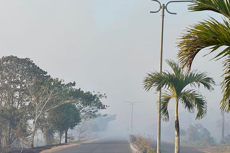 Jalan Bypass perkantoran bupati Bangka Tengah yang terpapar kabut asap, Kamis (5/10/2023).