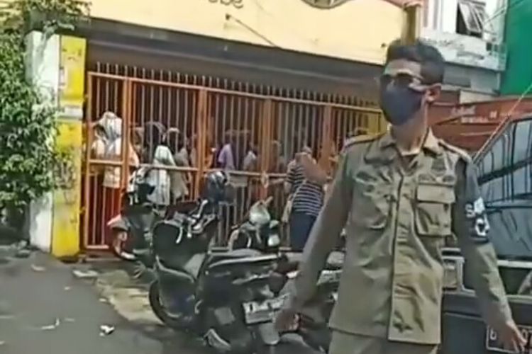 Satuan Polisi Pamong Praja (Satpol PP) Kota Tangerang Selatan telah menutup sementara toko perlengkapan bayi yang berlokasi di kawasan Bintaro 5, Pondok Aren, Tangerang Selatan, Minggu (10/5/2020) kemarin.