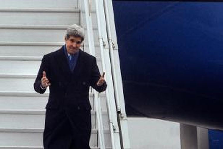 Menlu AS John Kerry menuruni tangga pesawat di bandara internasional Kiev dalam kunjungannya ke Ukraina sebagai bagian upaya menyelesaikan krisis politik di negeri itu.