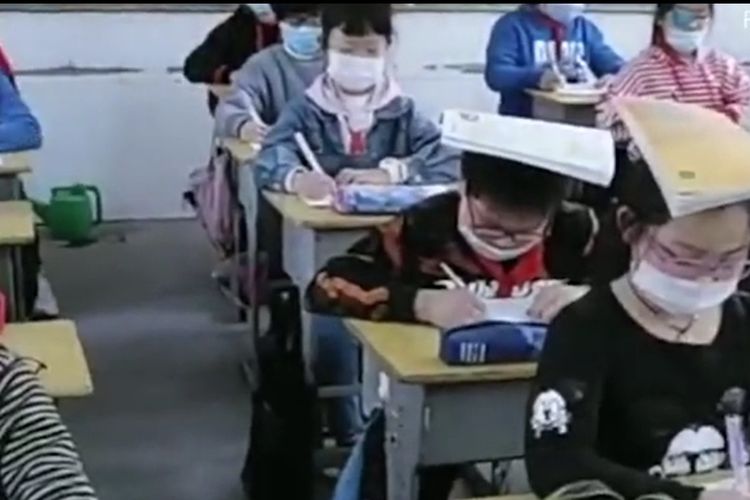 Rekaman video memperlihatkan murid kelas 4 SD Nantong di China belajar sambil menahan buku di kepalanya tidak jatuh. Trik ini dilakukan untuk menjaga posisi duduk tetap sempurna agar mencegah siswa menderita rabun jauh.