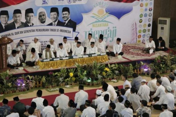 Peluncuran Gerakan Kampus Nusantara Mengaji di kampus Universitas Sebelas Maret (UNS) Solo, Jawa Tengah, Jumat (10/3/2017) malam. 