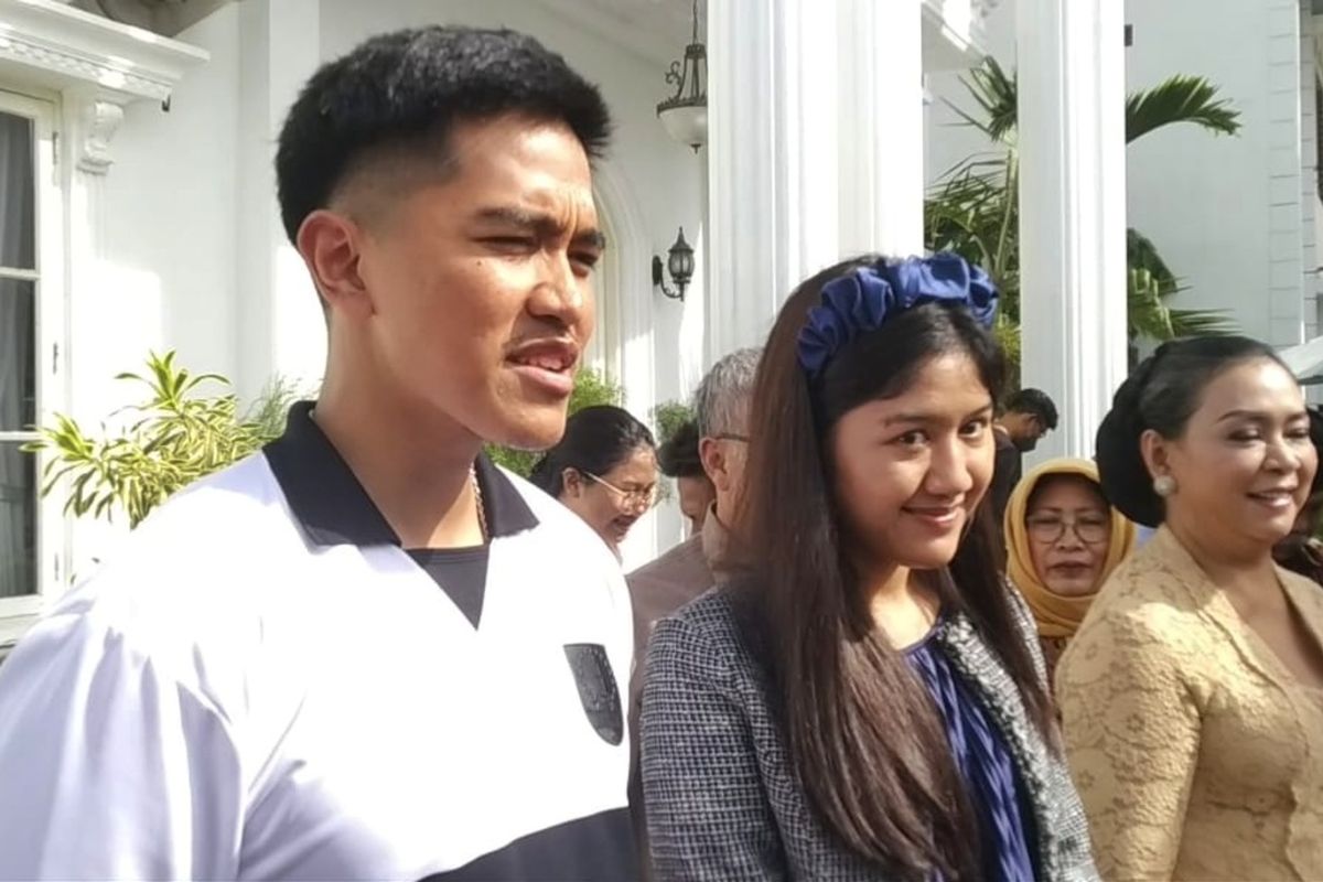 Kaesang Pangarep bersama Erina Gudono saat menjawab pertanyaan wartawan di Purwosari, Sinduadi, Kecamatan Mlati, Kabupaten Sleman, Minggu (23/10/2022).