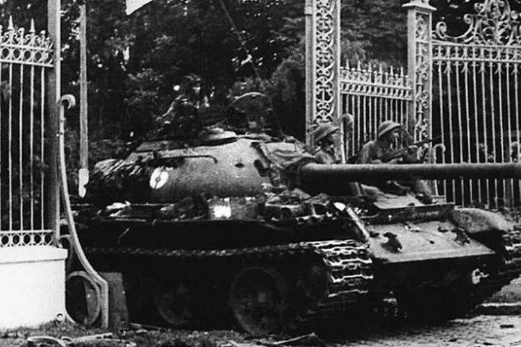 Sebuah tank milik Tentara Vietnam Utara (NVA) menerobos gerbang istana kepresidenan Vietnam Selatan di Saigon pada 30 April 1975. Pasukan Vietnam Utara kemudian berhasil menguasai Saigon sekaligus mengakhiri perang Vietnam yang telah berlangsung selama 10 tahun.