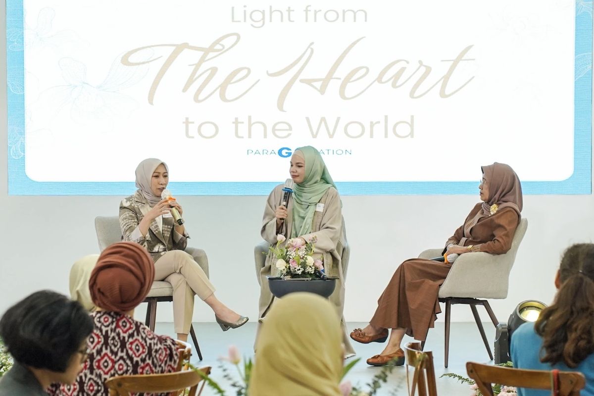 (Kiri ke kanan) Deputy CEO ParagonCorp dr. Sari Chairunnisa, Brand Ambasador Wardah Dewi Sandra, dan Duta Besar Indonesia untuk Uzbekistan Prof. Siti Ruhaini Dzuhayatin dalam Rangkaian Talkshow ‘Light From Heart to The World’ yang digelar di Paragon Innovation and Manufacture Center, Jatake 6, Tangerang, Banten, pada Selasa (29/4/2025).