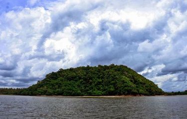 Lokasi Tanjung Saranjana di Pulau Laut yang diyakini merupakan lokasi Kota Saranjana. Saranjana menjadi ramai diperbincangan karena foto penampakan Kota Saranjana yang viral di media sosial.