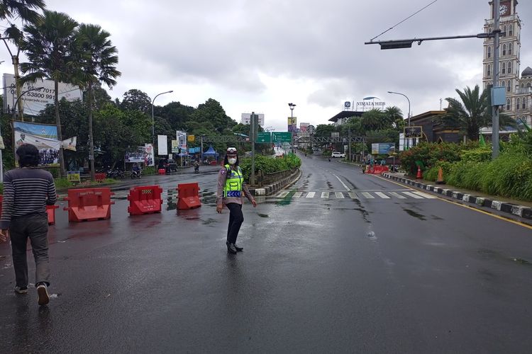 Satlantas Polres Bogor menerapkan sistem one way atau satu arah menuju Jakarta di Jalur Puncak Bogor, Jawa Barat, Sabtu (26/2/2022)