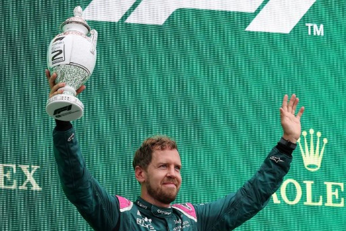 Pebalap Aston Martin, Sebastian Vettel, saati naik podium kedua balapan F1 GP Hongaria 2021 yang dihelat di Sirkuit Hungaroring, Minggu (1/8/2021) malam WIB.