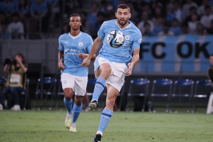 Gelandang Manchester City Mateo Kovacic (kanan) mengolah bola pada pertandingan antara juara Liga Inggris Manchester City dan Yokohama F-Marinos di Stadion Nasional di Tokyo pada Minggu 23 Juli 2023. Terkini, Man City akan melawan Burnley pada laga pembuka Liga Inggris 2023-2023 di Stadion Turf Moor, Sabtu (12/8/2023) dini hari WIB. Artikel ini berisi link live streaming Burnley vs Man City. 