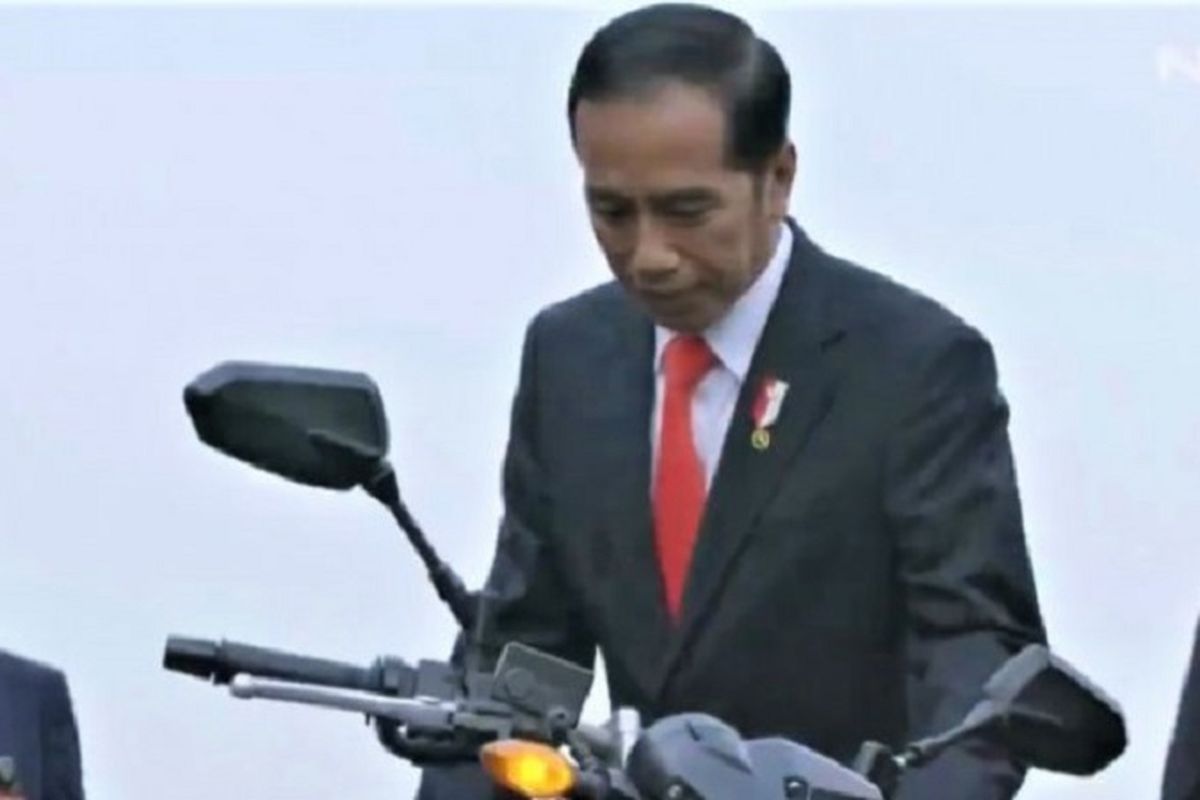 Cuplikan video yang menampilkan saat Presiden Joko Widodo naik moge menuju ke acara pembukaan Asian Games 2018.