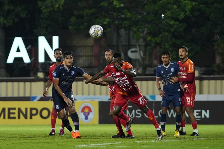 Pemain Arema FC M Rafli siap berduel dengan pemain Bali United saat pertandingan laga tunda pekan ke-21 Liga 1 2022-2023 yang berakhir dengan skor 1-3 di Stadion PTIK Jakarta, Senin (27/3/2023) malam.